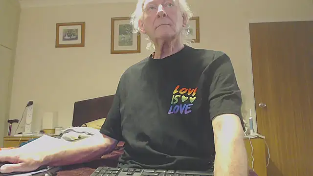 Snapshot of WaverlyKernow chatting on 02-14-25, 09:13 WaverlyKernow online show from 02-14-25, 09:13