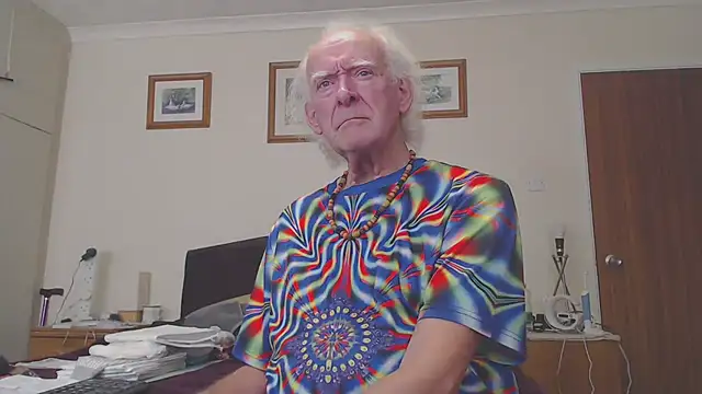 Snapshot of WaverlyKernow chatting on 02-25-25, 12:34 WaverlyKernow online show from 02-25-25, 12:34