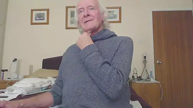 Snapshot of WaverlyKernow chatting on 02-26-25, 04:03 WaverlyKernow online show from 02-26-25, 04:03