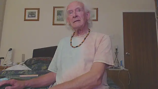 Snapshot of WaverlyKernow chatting on 03-15-25, 04:43 WaverlyKernow online show from 03-15-25, 04:43