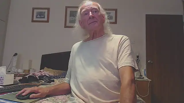 Snapshot of WaverlyKernow chatting on 09-10-25, 03:01 WaverlyKernow online show from 09-10-25, 03:01