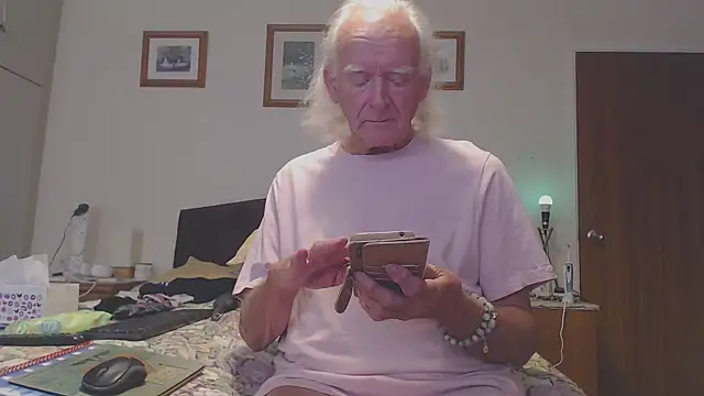 Snapshot of WaverlyKernow chatting on 09-11-25, 01:55 WaverlyKernow online show from 09-11-25, 01:55