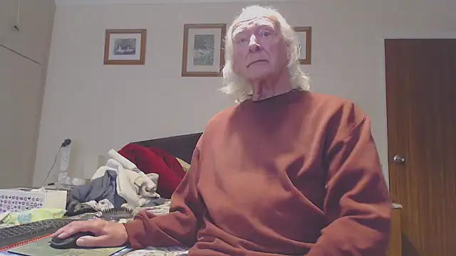 Snapshot of WaverlyKernow chatting on 09-15-25, 10:15 WaverlyKernow online show from 09-15-25, 10:15