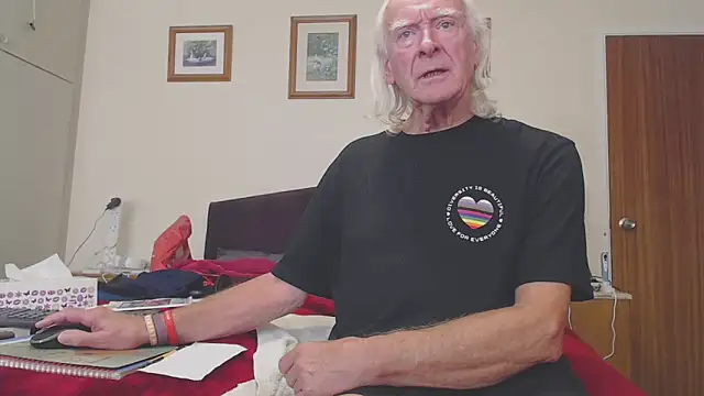 Snapshot of WaverlyKernow chatting on 10-11-25, 01:42 WaverlyKernow online show from 10-11-25, 01:42