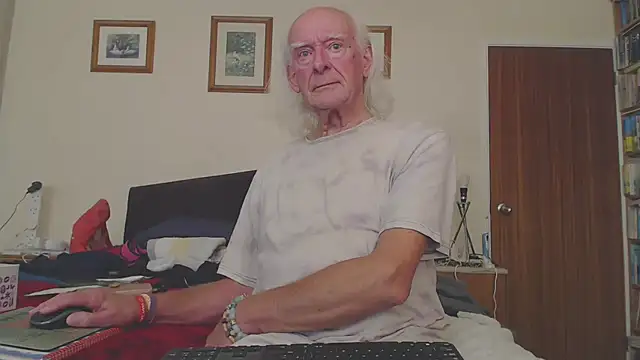 Snapshot of WaverlyKernow chatting on 10-14-25, 03:35 WaverlyKernow online show from 10-14-25, 03:35