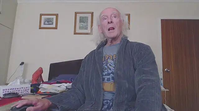 Snapshot of WaverlyKernow chatting on 10-17-25, 02:19 WaverlyKernow online show from 10-17-25, 02:19