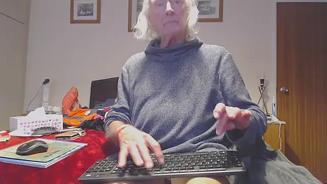 Snapshot of WaverlyKernow chatting on 10-18-25, 12:17 WaverlyKernow online show from 10-18-25, 12:17