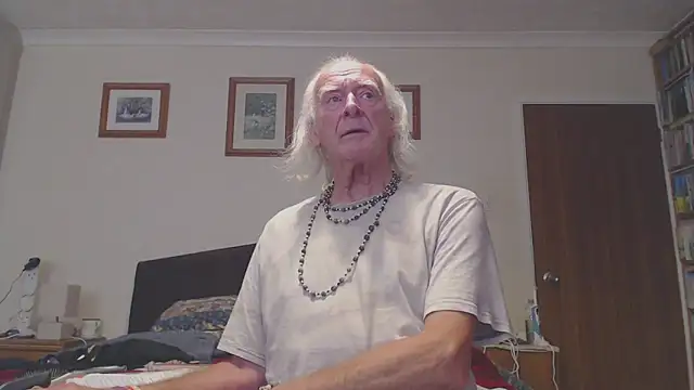 Snapshot of WaverlyKernow chatting on 10-25-25, 09:39 WaverlyKernow online show from 10-25-25, 09:39