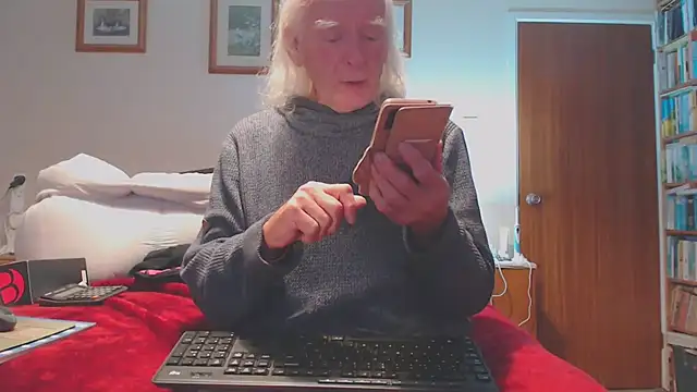 Snapshot of WaverlyKernow chatting on 10-29-25, 09:00 WaverlyKernow online show from 10-29-25, 09:00