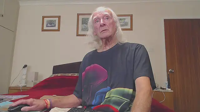 Snapshot of WaverlyKernow chatting on 11-19-25, 02:06 WaverlyKernow online show from 11-19-25, 02:06