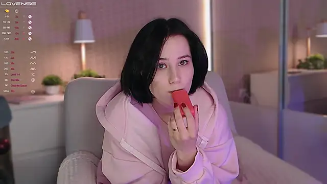 LissaLarsson  online show from 01-04-25, 11:11