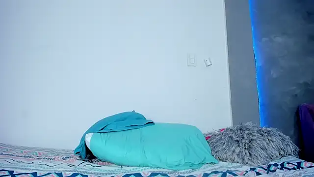 Snapshot of Alexxxholy chatting on 11-24-25, 01:00 Alexxxholy online show from 11-24-25, 01:00