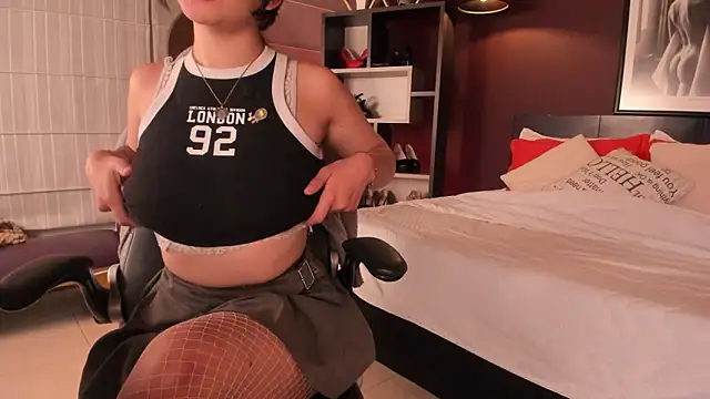 Snapshot of Moony_14 chatting on 02-11-26, 01:05 Moony 14 online show from 02-11-26, 01:05