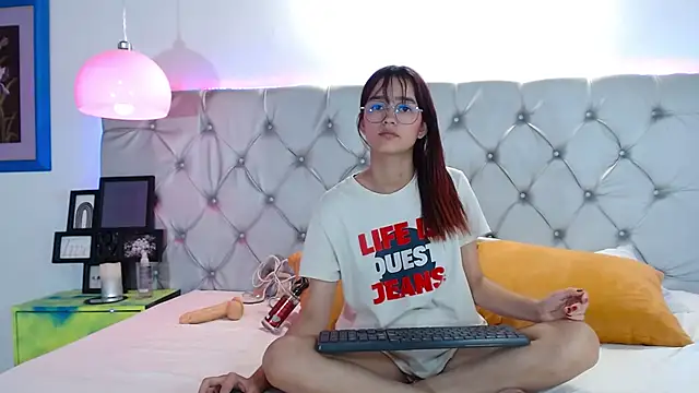 Snapshot of MelodyMansson chatting on 01-06-25, 05:27 MelodyMansson online show from 01-06-25, 05:27