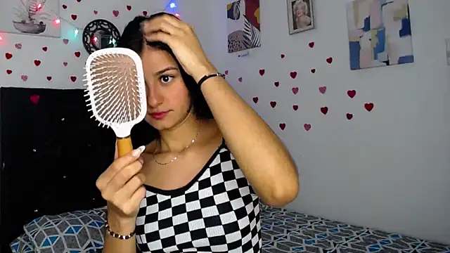 Snapshot of floweer_ chatting on 02-25-25, 01:17 floweer online show from 02-25-25, 01:17