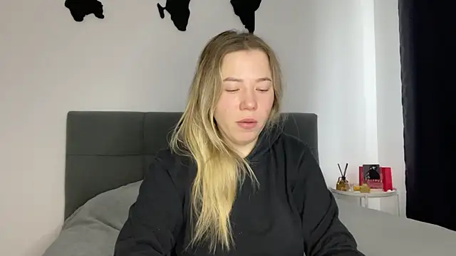 Embersweetbunny online show from 02-04-25, 07:51