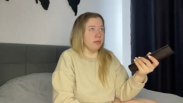 Embersweetbunny online show from 02-18-25, 08:16