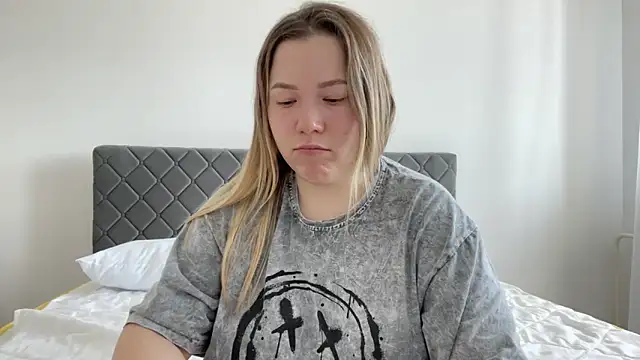 Embersweetbunny online show from 03-17-25, 09:55