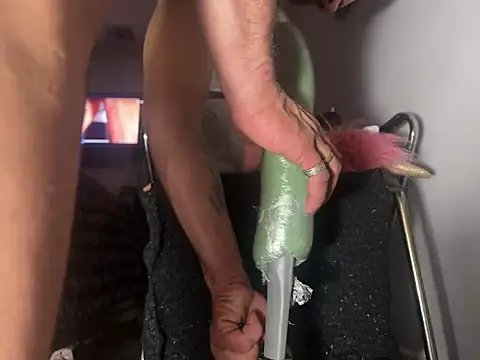 Snapshot of Amarok39 chatting on 12-13-24, 01:01 Amarok39 online show from 12-13-24, 01:01