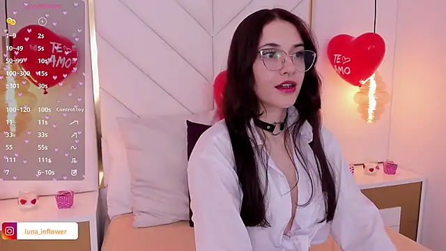 Flor delunaa online show from 02-17-25, 12:16