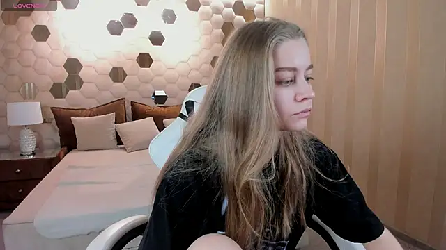 Snapshot of Polumna_cute chatting on 03-13-25, 08:48 Polumna cute online show from 03-13-25, 08:48