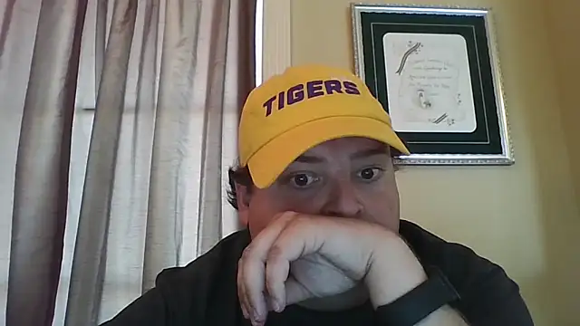 Snapshot of YelpedAverting chatting on 09-13-25, 09:14 YelpedAverting online show from 09-13-25, 09:14