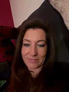 Snapshot of Lwhite1 chatting on 11-21-25, 04:27 Lwhite1 online show from 11-21-25, 04:27