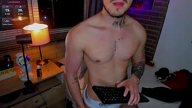 Snapshot of liam_oficial02 chatting on 06-30-26, 04:02 liam oficial02 online show from 06-30-26, 04:02
