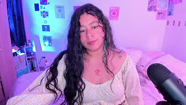 Snapshot of StephaniFox chatting on 12-22-24, 07:33 StephaniFox online show from 12-22-24, 07:33