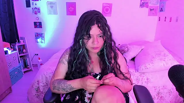 Snapshot of StephaniFox chatting on 12-23-24, 04:33 StephaniFox online show from 12-23-24, 04:33