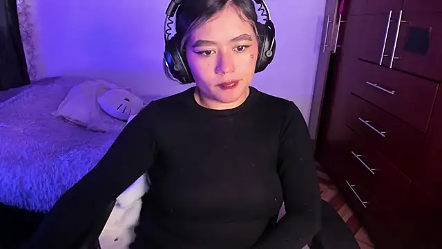 Snapshot of StephaniFox chatting on 10-24-25, 10:28 StephaniFox online show from 10-24-25, 10:28