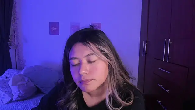 Snapshot of StephaniFox chatting on 11-02-25, 02:25 StephaniFox online show from 11-02-25, 02:25