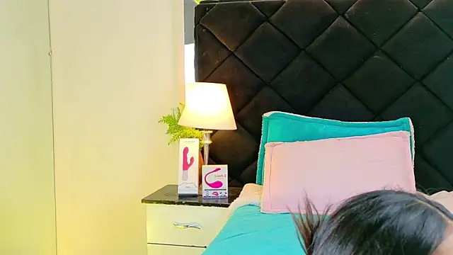 Snapshot of Holly_Brensonexx_ chatting on 11-22-25, 04:06 Holly Brensonexx online show from 11-22-25, 04:06