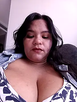 Snapshot of Julieta-tits chatting on 02-25-26, 03:43 Julieta-tits online show from 02-25-26, 03:43