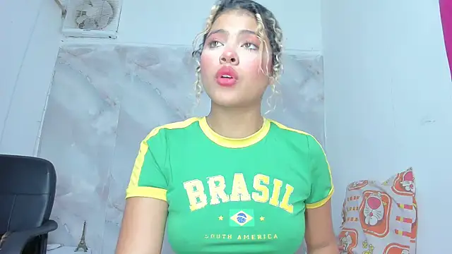 Snapshot of sofiacastillo01 chatting on 05-16-26, 01:32 sofiacastillo01 online show from 05-16-26, 01:32