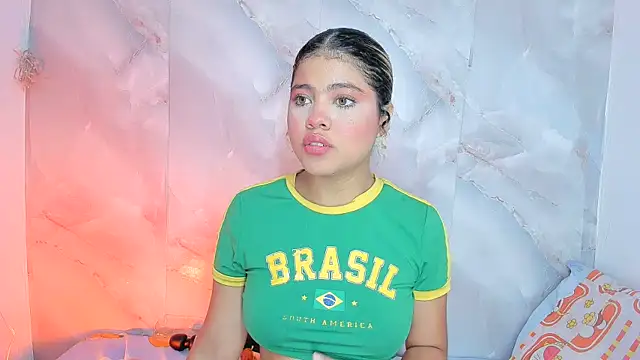 Snapshot of sofiacastillo01 chatting on 06-12-26, 01:32 sofiacastillo01 online show from 06-12-26, 01:32
