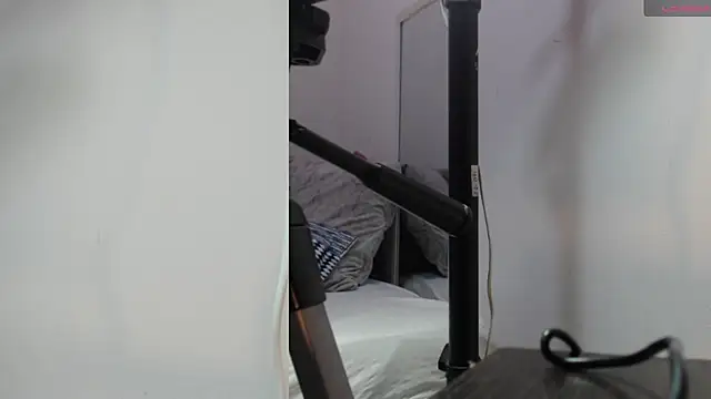 YUSELFI ROSS  online show from 12-21-25, 12:01