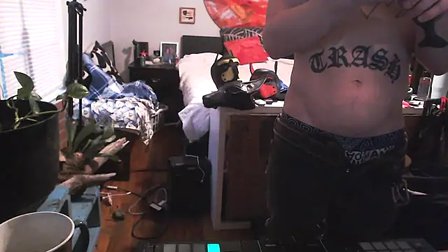 Snapshot of trash4cash chatting on 01-27-25, 10:38 trash4cash online show from 01-27-25, 10:38