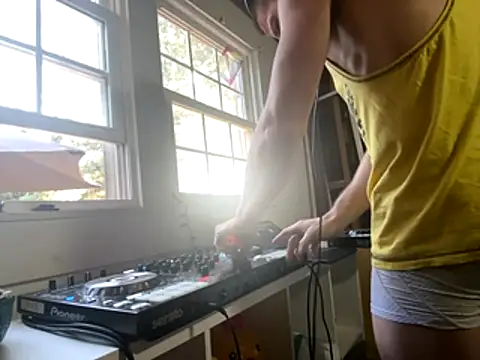 Snapshot of trash4cash chatting on 10-22-25, 09:36 trash4cash online show from 10-22-25, 09:36