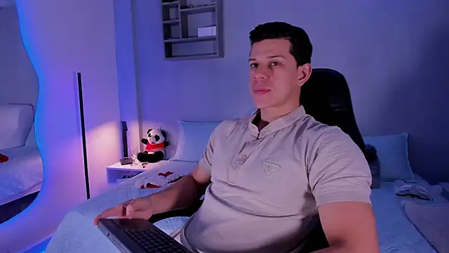 Snapshot of MarcoSullivan chatting on 12-18-25, 02:01 MarcoSullivan online show from 12-18-25, 02:01