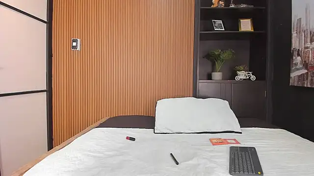 LaurenSnow online show from 12-16-25, 02:22