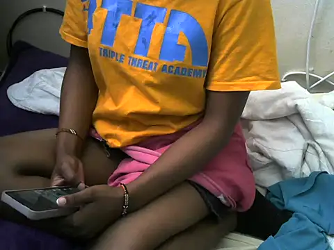 Snapshot of Ma-yolo001 chatting on 11-21-25, 09:30 Ma-yolo001 online show from 11-21-25, 09:30