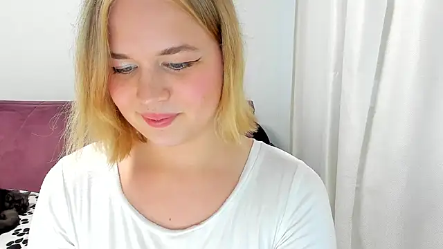 Snapshot of AlicePopsy chatting on 07-15-26, 04:34 AlicePopsy online show from 07-15-26, 04:34