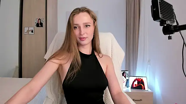 Snapshot of CharlotteWells chatting on 11-10-25, 02:05 CharlotteWells online show from 11-10-25, 02:05