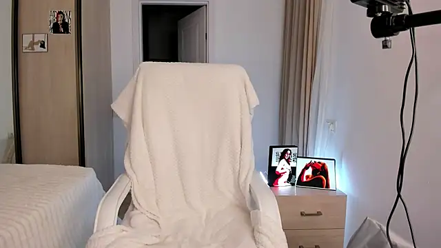 Snapshot of CharlotteWells chatting on 11-15-25, 03:52 CharlotteWells online show from 11-15-25, 03:52