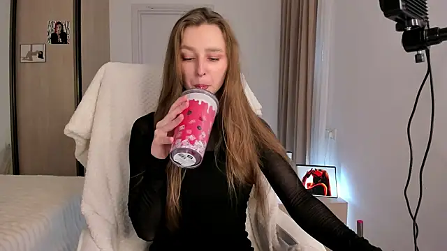 Snapshot of CharlotteWells chatting on 11-16-25, 10:54 CharlotteWells online show from 11-16-25, 10:54