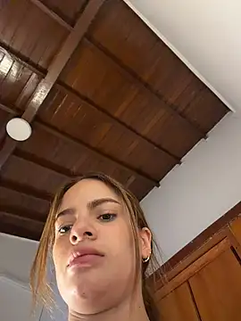 Snapshot of emiss_ chatting on 07-01-26, 01:56 emiss online show from 07-01-26, 01:56