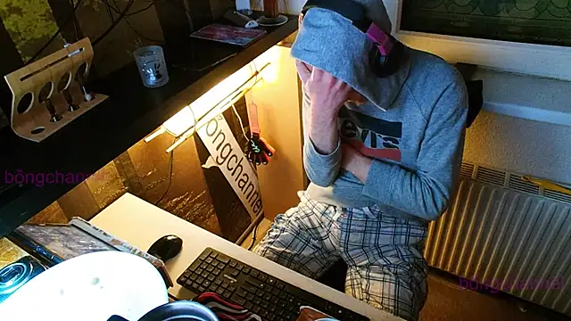 Snapshot of BongChannel chatting on 01-08-25, 05:16 BongChannel online show from 01-08-25, 05:16