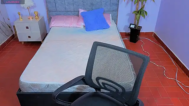 Lana stone  online show from 01-11-26, 03:33