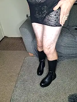 Snapshot of ellie-tv chatting on 10-31-25, 06:09 ellie-tv online show from 10-31-25, 06:09